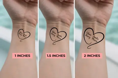 Trzy wersje tatuażu fine line w kształcie serca z imionami na nadgarstku, o rozmiarach 1, 1.5 i 2 cale.