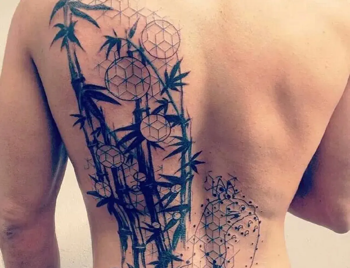 Tatuaż bambusa na plecach, symbolizujący siłę i elastyczność. Japońskie tatuaże znaczenie często wiąże się z naturą i jej potęgą.